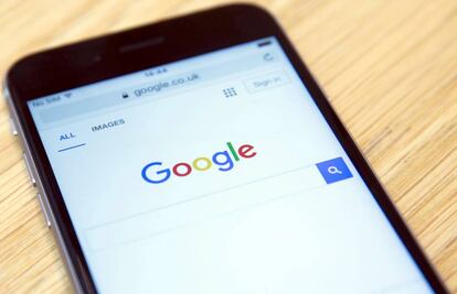 Dispositivo móvil utilizando el buscador de Google