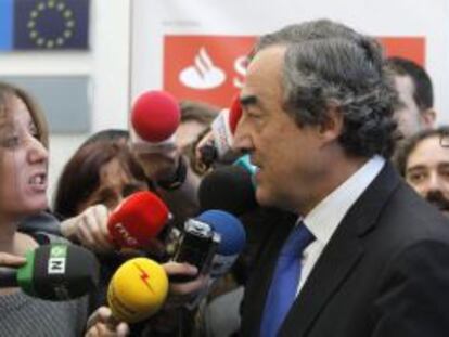 El presidente de la CEOE, Juan Rosell, atiende a los medios a su llegada a la inauguraci&oacute;n del XVII Congreso internacional de j&oacute;venes empresarios.