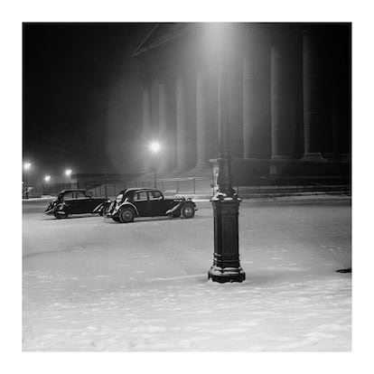 'La Madeleine' (París, 1938). Una de las fotografías de la época en Francia de Muller que pueden verse en la muestra, que permanecerá abierta hasta el 30 de mayo.