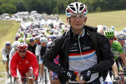 Frank Schleck, ante el pelotón del Tour.