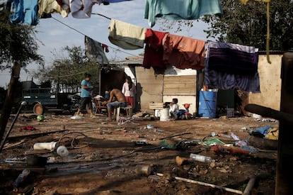 Faustino Vera, de 20 años, su mujer Silvia, de 19 años y su hijo Charlie de tres, indígenas avá guaraní, a las puertas de su casa en la comunidad de Cerro Poty. Faustino trabaja reciclando con un motocarro unas seis horas al día por unos 70.000 guaraníes (12 euros).