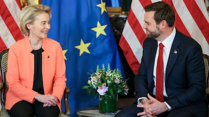 La presidenta de la Comisión Europea, Ursula von der Leyen, y el vicepresidente de EEUU, J.D. Vance, durante un encuentro el martes en París.