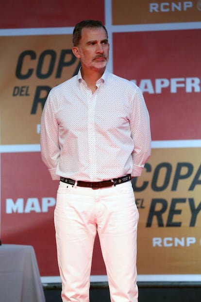 Camisa con microestampado, corbata omisa y pantalón blanco.