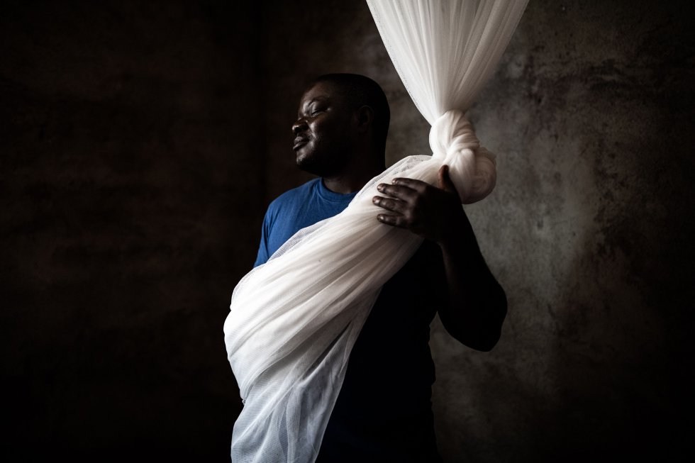 Richard, de 34 años, superviviente de ébola y padre de dos hijos dentro de su habitación en Beni, en República Democrática del Congo, el 17 de septiembre. Desde el comienzo de la epidemia de ébola en agosto de 2018, ha habido más de dos mil muertes y ahora casi 1000 supervivientes.