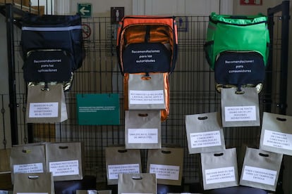 Detalle de una instalación en protesta por la precarización, largas jornadas y falta de protección social de los repartidores de aplicaciones digitales, en Ciudad de México en 2022.