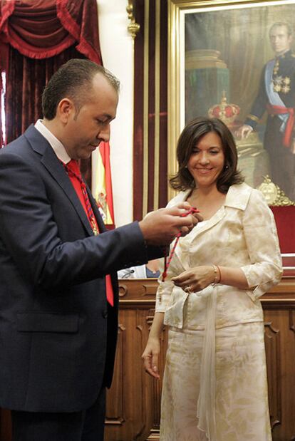 El alcalde socialista de Elche, Alejandro Soler, en el acto de toma de posesión en julio de 2007, junto a la portavoz popular Mercedes Alonso.