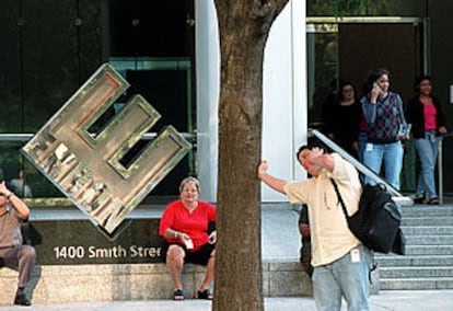 Varios empleados de Enron, en la entrada de la sede de la compañía en Houston.