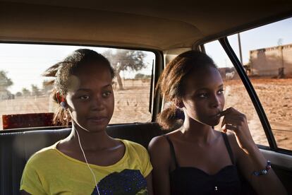 Noviembre 2013. Nadia y Miriam se desplazan en taxi por Niamey hasta la sede del festival. Para evitar problemas de seguridad siempre se desplazan en taxi o les lleva su hermano en su coche. Evitan caminar solas o tomar un autobús.

