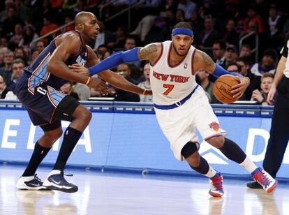 Carmelo Anthony (derecha) durante el partido.