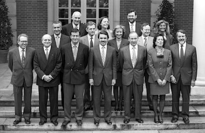 Foto de familia del Gobierno de José María Aznar (en el centro de la primera fila), el 7 de mayo de 1996 en el Palacio de La Moncloa, tras el primer Consejo de Ministros. Josep Piqué, ministro de Industria y Energía, es el primero por la derecha en la segunda fila.