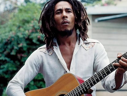 Bob Marley, delante de su casa en Kingston, donde fue tiroteado en 1976.