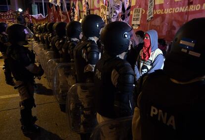 La PNA frente a los manifestantes que bloquean la entrada del puente Pueyrredon.