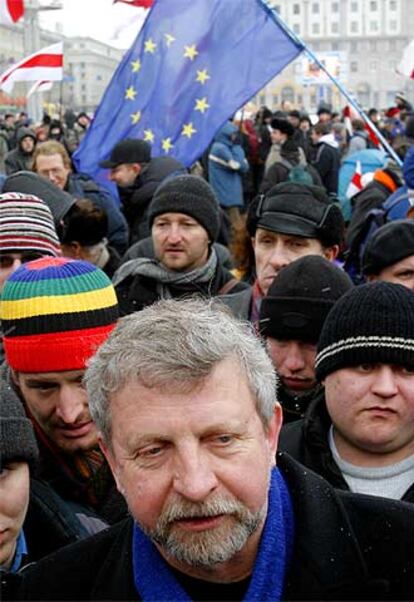 Alexandr Milinkevich, rodeado de manifestantes ayer en Minsk.