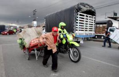 Un hombre carga alimentos en una carreta hoy, sábado 24 de agosto de 2013, en la Central de Abastos en Bogotá (Colombia).