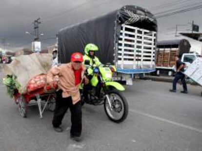 Un hombre carga alimentos en una carreta hoy, sábado 24 de agosto de 2013, en la Central de Abastos en Bogotá (Colombia).