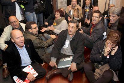 Sentada en el acceso al Palau de la Generalitat en protesta por los recortes salariales.