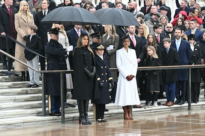 Melania Trump y Usha Vance en acto en el cementerio de Arlington.