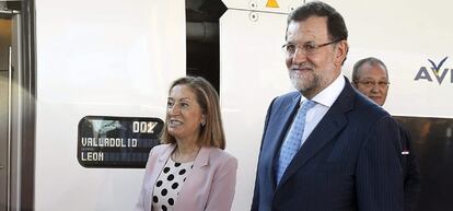 El presidente del Gobierno, Mariano Rajoy, acompañado de la ministra de Fomento, Ana Pastor, en la estación de Chamartin para hacer el viaje inaugural del tren de Alta Velocidad Valladolid-Palencia-León.