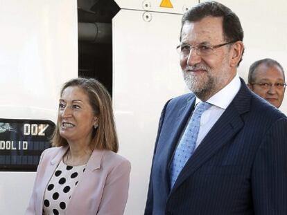 El presidente del Gobierno, Mariano Rajoy, acompa&ntilde;ado de la ministra de Fomento, Ana Pastor, en la estaci&oacute;n de Chamartin para hacer el viaje inaugural del tren de Alta Velocidad Valladolid-Palencia-Le&oacute;n.