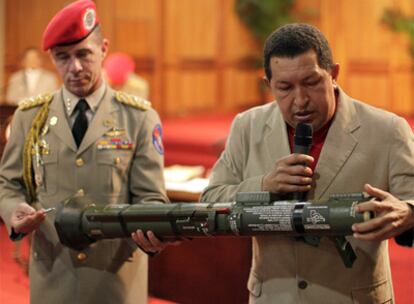 Chávez muestra a la prensa el mismo modelo de lanzagranadas Colombia asegura haber descubierto en manos de las FARC.
