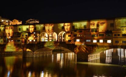 Proyecciones de 'La Mona Lisa', de Leonardo da Vinci, en el Ponte Vecchio, en Florencia (Italia), el pasado mes de diciembre.