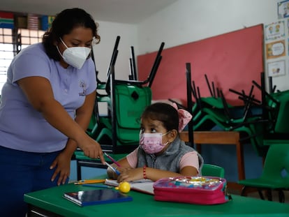 Maestra al inicio del ciclo escolar 2021-2022 en la escuela primaria "Raquel Dzib Cicero" en Mérida, Yucatán.