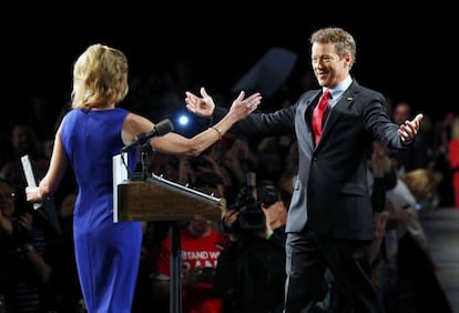 Rand Paul se dispone a abrazar a su mujer Kelley antes de anunciar su candidatura.