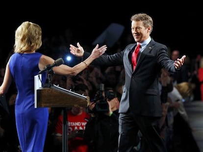 Rand Paul se prepara para abraçar sua mulher Kelley antes de anunciar sua candidatura.