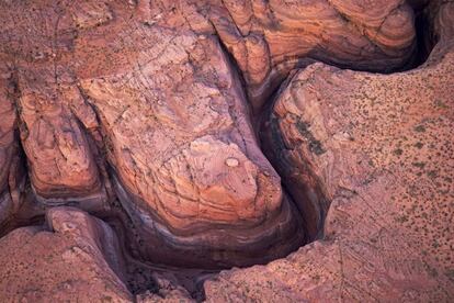 Estrecho cañón abierto en el lago Powell debido a una larga sequía que ha reducido sus niveles al 42% de su capacidad, cerca de Page, Arizona.