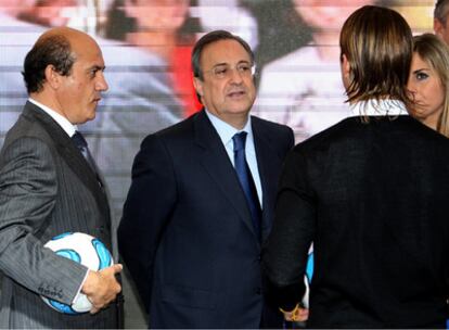 Florentino Pérez, en el Bernabéu, habla con Ramos (de espaldas) junto a Del Nido.