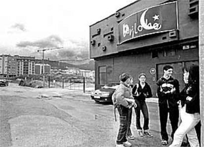 Un grupo de jóvenes, frente a la puerta de la discoteca Bariloche de Jaén.