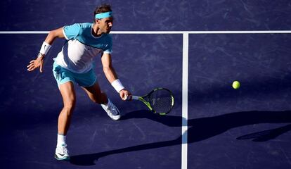 Nadal golpea la pelota en el duelo ante Zverev.