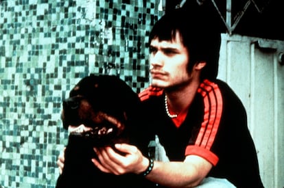 Gael García Bernal en un fotograma de la película mexicana "Amores Perros", dirigida por Alejandro González Iñárritu.