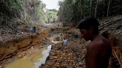 Indígena yanomami acompanha agentes do órgão ambiental brasileiro durante operação contra mineração ilegal de ouro em terras indígenas, em 2016.