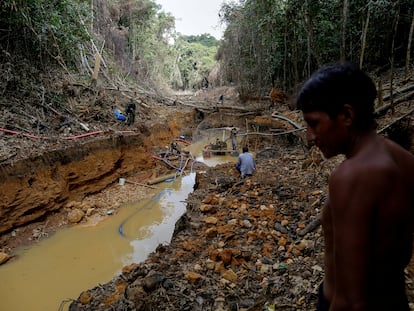 Indígena yanomami acompanha agentes do órgão ambiental brasileiro durante operação contra mineração ilegal de ouro em terras indígenas, em 2016.