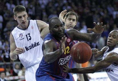 Jawai disputa la pelota con Gasper Vidmar y Patrick Christopher 