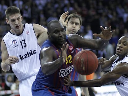 Jawai disputa la pelota con Gasper Vidmar y Patrick Christopher 