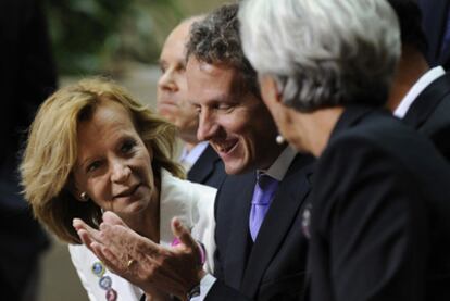 La vicepresidenta Elena Salgado conversa con el secretario del Tesoro de EE UU, Timothy Geithner, y la directora del FMI, Christine Lagarde, ayer en Washinton.