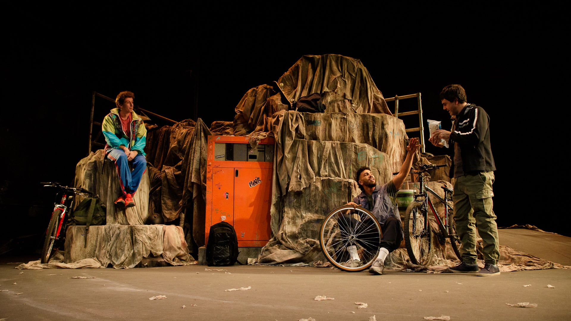 Claudio Tolcachir pone voz y rostro en una obra de teatro a la invisibilidad de los ‘riders’