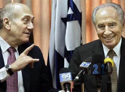 Ehud Olmert conversa con Simón Peres tras anunciar la candidatura de este a la Presidencia