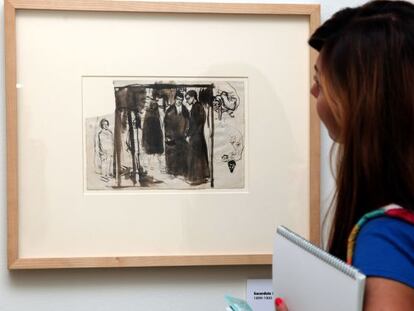 Una visitante ante la obra de Picasso &#039;Sacerdots i altres croquis&#039;, de 1899-1900, expuesto en Reus. 