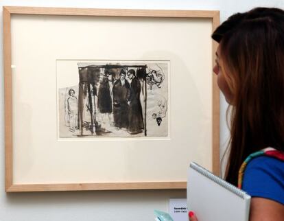 Una visitante ante la obra de Picasso 'Sacerdots i altres croquis', de 1899-1900, expuesto en Reus.