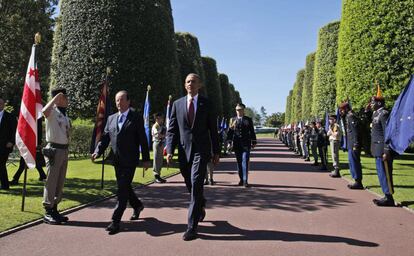  El presidente de los Estados Unidos, Barack Obama, junto al presidente franc&eacute;s, Francois Hollande, a su llegada al Cementerio Americano en Omaha Beach (Francia).