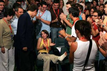 Zapatero saluda a una asistente a la Escuela de Verano Tomás Meabe, organizada por las Juventudes Socialistas.