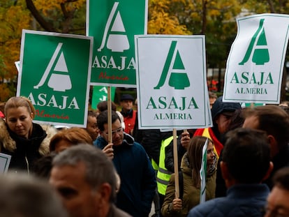 Concentración de agricultores y ganaderos de Asaja este miércoles ante la representación de la Comisión Europea en Madrid.