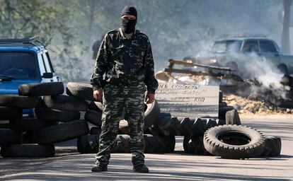 Cinco milicianos morreram hoje em confrontos armados com tropas ucranianas em Slaviansk durante a operação especial lançada por Kiev para recuperar o controle da cidade convertida no bastião do levante pró-russo no sudeste da Ucrânia. Na imagem, um partidário russo vigia um posto de controle perto de Slaviansk (Ucrânia).