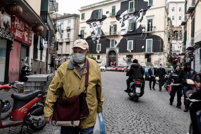 Un hombre pasea por el barrio de Sanità, en Nàpoles.