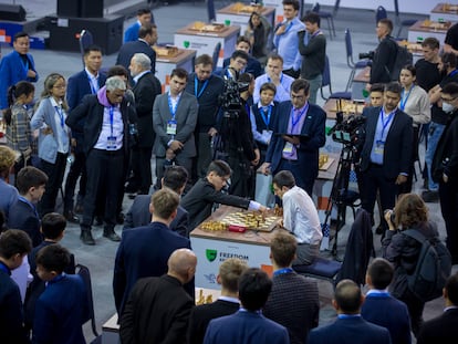 El árbitro internacional español Jesús García Valer, dos de sus ayudantes y muchos participantes observan un partida con ambos jugadores muy apurados de tiempo en el Mundial de Rápidas de Almaty (Kazajistán)