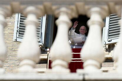 El papa Francisco saluda a los fieles el pasado domingo 24 en el rezo de la oración del ángelus en el Vaticano.