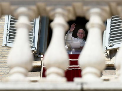 El papa Francisco saluda a los fieles el pasado domingo 24 en el rezo de la oración del ángelus en el Vaticano.